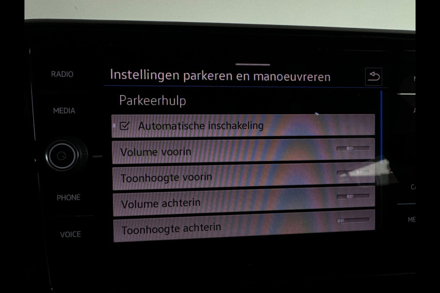 Volkswagen T-Roc 1.5 TSI R-Line Business Pano|ACC|Lane Assist|Dodehoek|Stoelverwarming|Camera|
