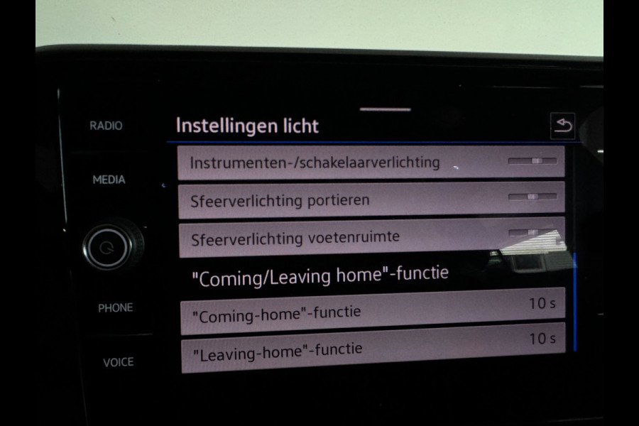 Volkswagen T-Roc 1.5 TSI R-Line Business Pano|ACC|Lane Assist|Dodehoek|Stoelverwarming|Camera|