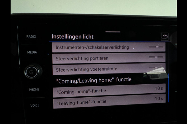 Volkswagen T-Roc 1.5 TSI R-Line Business Pano|ACC|Lane Assist|Dodehoek|Stoelverwarming|Camera|