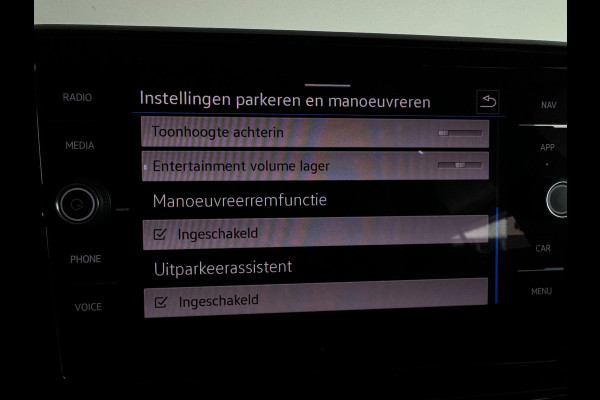 Volkswagen T-Roc 1.5 TSI R-Line Business Pano|ACC|Lane Assist|Dodehoek|Stoelverwarming|Camera|