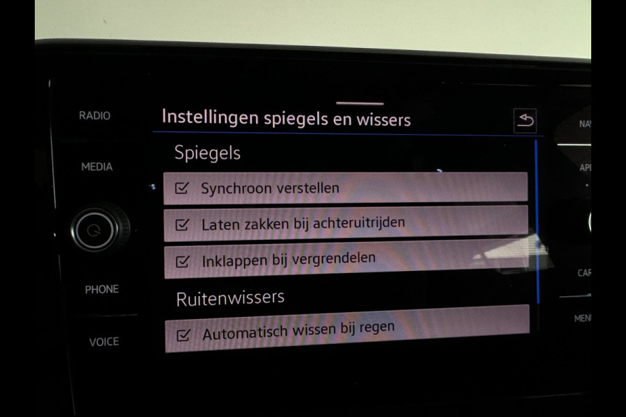 Volkswagen T-Roc 1.5 TSI R-Line Business Pano|ACC|Lane Assist|Dodehoek|Stoelverwarming|Camera|