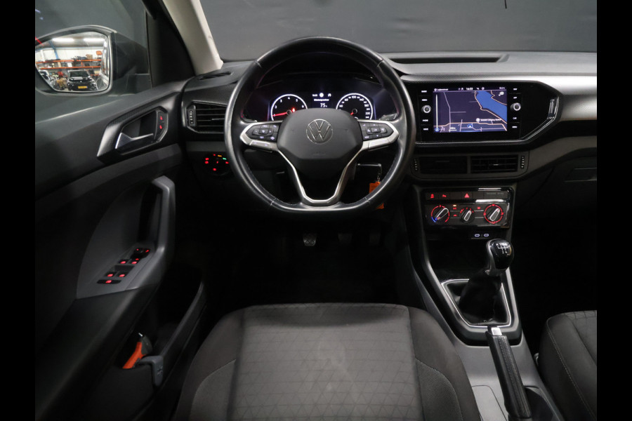 Volkswagen T-Cross 1.0 TSI Life [ADAPTIVE CRUISE, APPLE CARPLAY, ANDROID, PDC V+A, RIJSTROOKASSISTENT, DAB, BLUETOOTH, AIRCO, LICHT- EN ZICHTPAKKET, DAKRAILS, LED DAGRIJVERLICHTING, LICHTMETALEN VELGEN 16", NIEUWSTAAT]