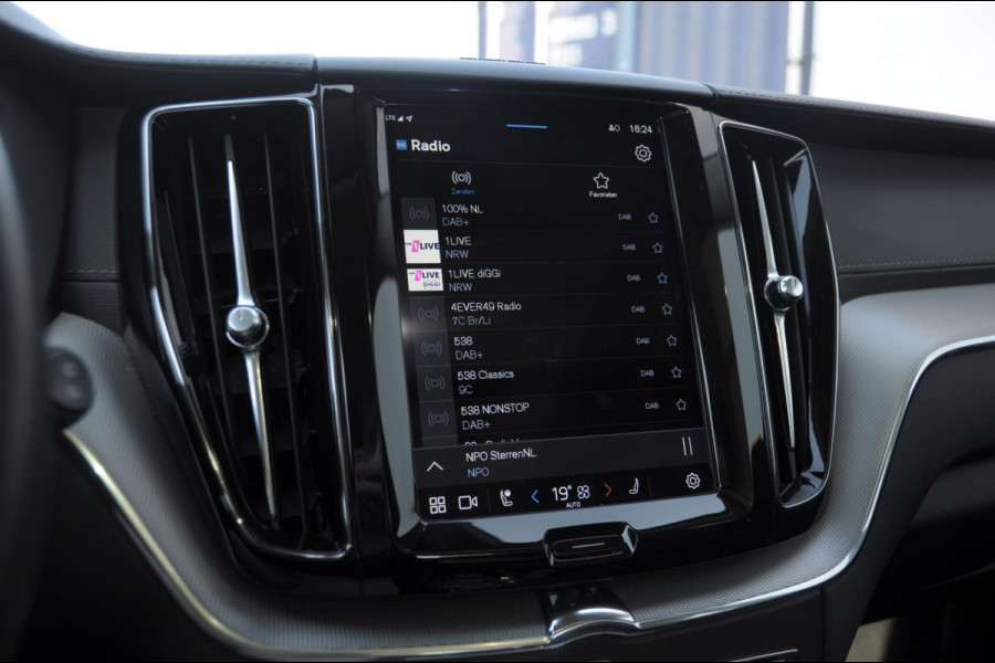 Volvo XC60 T8 390PK Automaat AWD Ultra Bright / Adaptive cruise control / Head-up display / Trekhaak / 360 Camera / Harman Kardon / Panoramadak / Elektrisch bedienbare voorstoelen / Memory seats / Verwarmbare stoelen / Keyless entry /