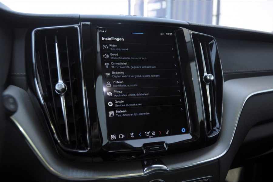 Volvo XC60 T8 390PK Automaat AWD Ultra Bright / Adaptive cruise control / Head-up display / Trekhaak / 360 Camera / Harman Kardon / Panoramadak / Elektrisch bedienbare voorstoelen / Memory seats / Verwarmbare stoelen / Keyless entry /