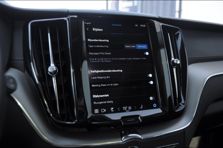 Volvo XC60 T8 390PK Automaat AWD Ultra Bright / Adaptive cruise control / Head-up display / Trekhaak / 360 Camera / Harman Kardon / Panoramadak / Elektrisch bedienbare voorstoelen / Memory seats / Verwarmbare stoelen / Keyless entry /