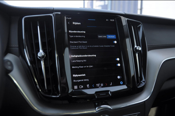 Volvo XC60 T8 390PK Automaat AWD Ultra Bright / Adaptive cruise control / Head-up display / Trekhaak / 360 Camera / Harman Kardon / Panoramadak / Elektrisch bedienbare voorstoelen / Memory seats / Verwarmbare stoelen / Keyless entry /