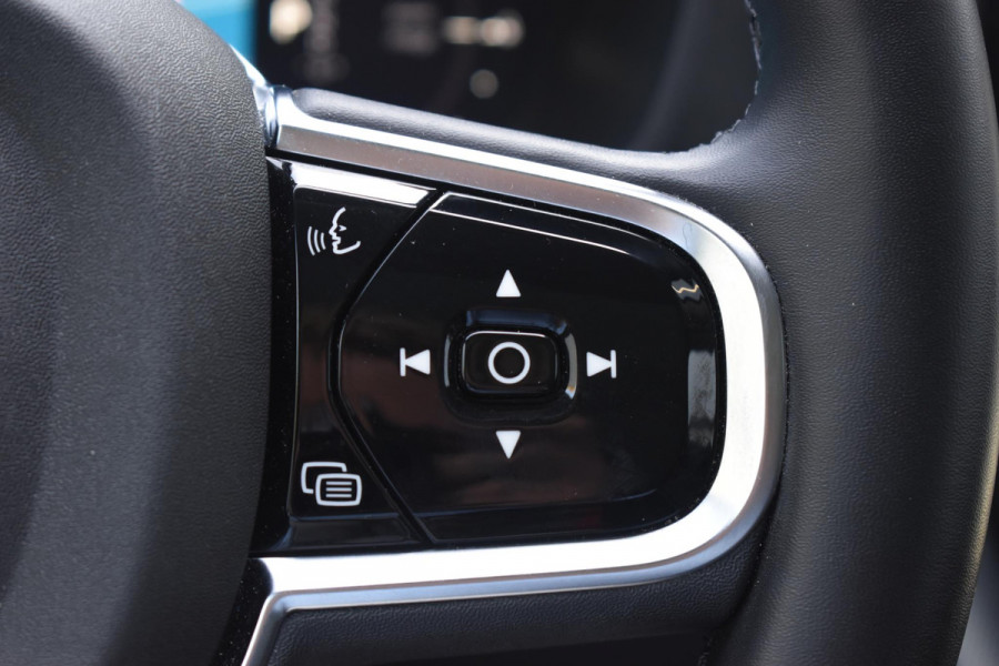 Volvo XC60 T6 350PK Automaat Plug-in Hybrid AWD Plus Dark / Adaptieve Cruise control / Elektrisch glazen panorama-dak / Elektrische stoelen met geheugen / Stuurverwarming / Stoelverwarming / 360 Camera / Elektrische achterklep / Extra getint glas