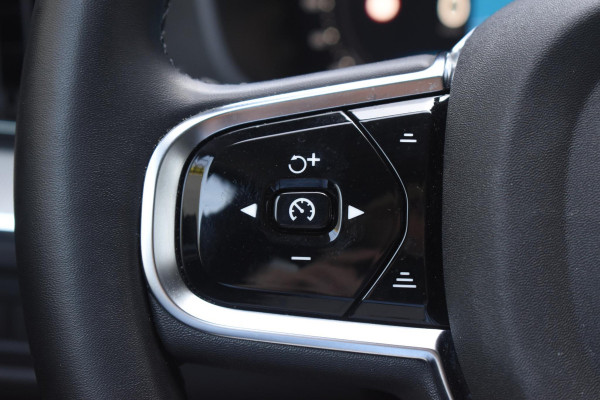 Volvo XC60 T6 350PK Automaat Plug-in Hybrid AWD Plus Dark / Adaptieve Cruise control / Elektrisch glazen panorama-dak / Elektrische stoelen met geheugen / Stuurverwarming / Stoelverwarming / 360 Camera / Elektrische achterklep / Extra getint glas