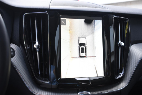 Volvo XC60 T6 350PK Automaat Plug-in Hybrid AWD Plus Dark / Adaptieve Cruise control / Elektrisch glazen panorama-dak / Elektrische stoelen met geheugen / Stuurverwarming / Stoelverwarming / 360 Camera / Elektrische achterklep / Extra getint glas