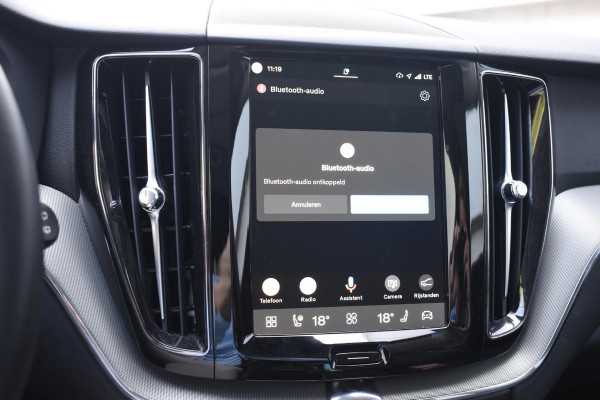Volvo XC60 T6 350PK Automaat Plug-in Hybrid AWD Plus Dark / Adaptieve Cruise control / Elektrisch glazen panorama-dak / Elektrische stoelen met geheugen / Stuurverwarming / Stoelverwarming / 360 Camera / Elektrische achterklep / Extra getint glas