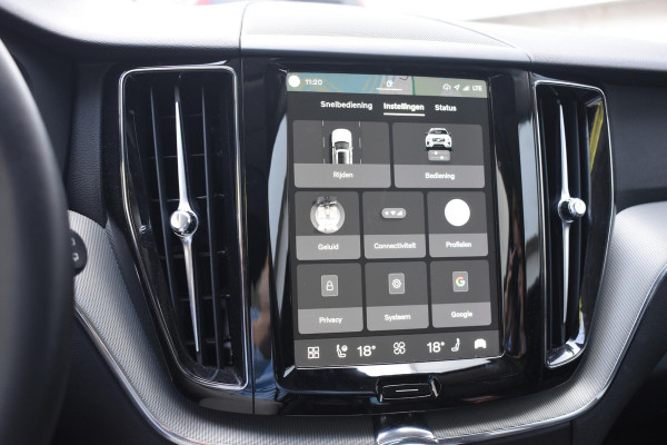 Volvo XC60 T6 350PK Automaat Plug-in Hybrid AWD Plus Dark / Adaptieve Cruise control / Elektrisch glazen panorama-dak / Elektrische stoelen met geheugen / Stuurverwarming / Stoelverwarming / 360 Camera / Elektrische achterklep / Extra getint glas