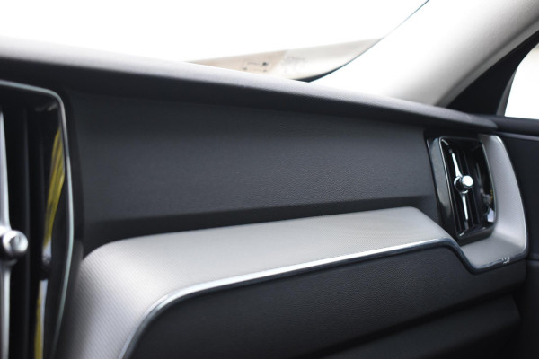 Volvo XC60 T6 350PK Automaat Plug-in Hybrid AWD Plus Dark / Adaptieve Cruise control / Elektrisch glazen panorama-dak / Elektrische stoelen met geheugen / Stuurverwarming / Stoelverwarming / 360 Camera / Elektrische achterklep / Extra getint glas