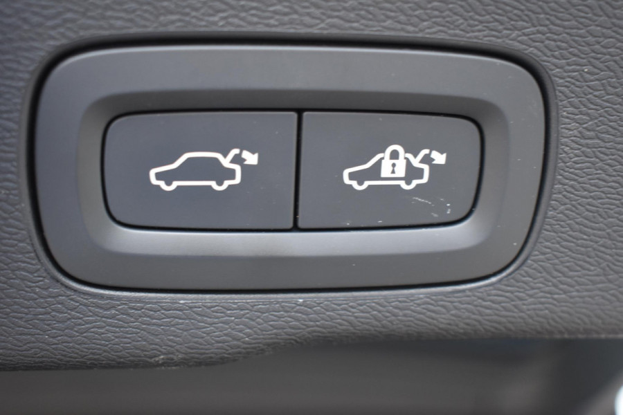 Volvo XC60 T6 350PK Automaat Plug-in Hybrid AWD Plus Dark / Adaptieve Cruise control / Elektrisch glazen panorama-dak / Elektrische stoelen met geheugen / Stuurverwarming / Stoelverwarming / 360 Camera / Elektrische achterklep / Extra getint glas
