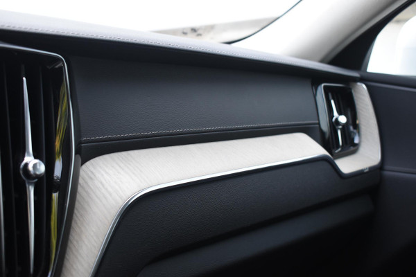 Volvo XC60 T8 390PK Automaat Plug-in hybrid AWD Inscription / Head-up display / Elektrisch glazen panoramisch schuifdak / Achteruitrijcamera / Elektrisch bedienbare voorstoelen met geheugen / Verwarmbare stoelen / Keyless entry / Elektrische achterklep