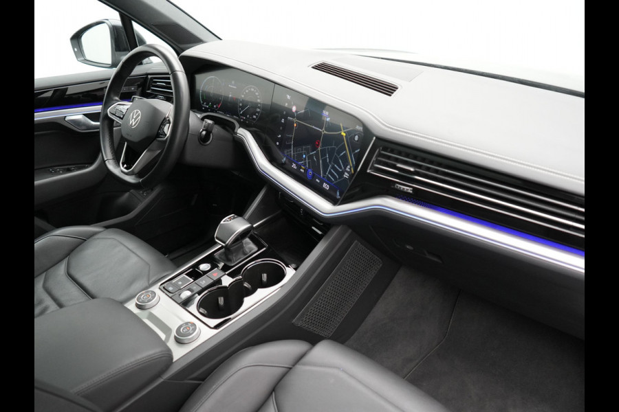 Volkswagen Touareg 3.0 TSi eHybrid 4MOTION PHEV 381pk Dealer O.H | Luchtvering | Trekhaak Af Fabriek | Panodak | Adaptive Cruise | Matrix LED | Lederen Sportstoelen Memory & Verwarmd | Keyless | Apple Carplay | Virtual | Navigatie | DAB | 21"L.M | Plug In Hybrid |