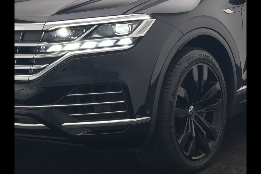 Volkswagen Touareg 3.0 TSi eHybrid 4MOTION PHEV 381pk Dealer O.H | Luchtvering | Trekhaak Af Fabriek | Panodak | Adaptive Cruise | Matrix LED | Lederen Sportstoelen Memory & Verwarmd | Keyless | Apple Carplay | Virtual | Navigatie | DAB | 21"L.M | Plug In Hybrid |