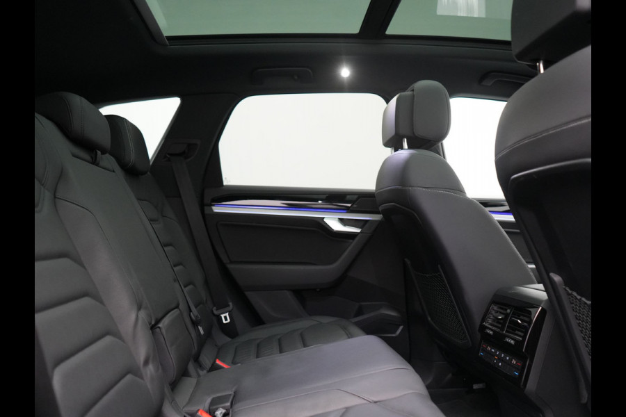 Volkswagen Touareg 3.0 TSi eHybrid 4MOTION PHEV 381pk Dealer O.H | Luchtvering | Trekhaak Af Fabriek | Panodak | Adaptive Cruise | Matrix LED | Lederen Sportstoelen Memory & Verwarmd | Keyless | Apple Carplay | Virtual | Navigatie | DAB | 21"L.M | Plug In Hybrid |