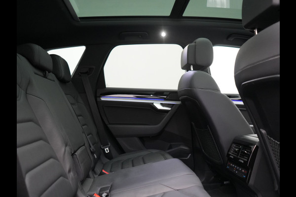 Volkswagen Touareg 3.0 TSi eHybrid 4MOTION PHEV 381pk Dealer O.H | Luchtvering | Trekhaak Af Fabriek | Panodak | Adaptive Cruise | Matrix LED | Lederen Sportstoelen Memory & Verwarmd | Keyless | Apple Carplay | Virtual | Navigatie | DAB | 21"L.M | Plug In Hybrid |