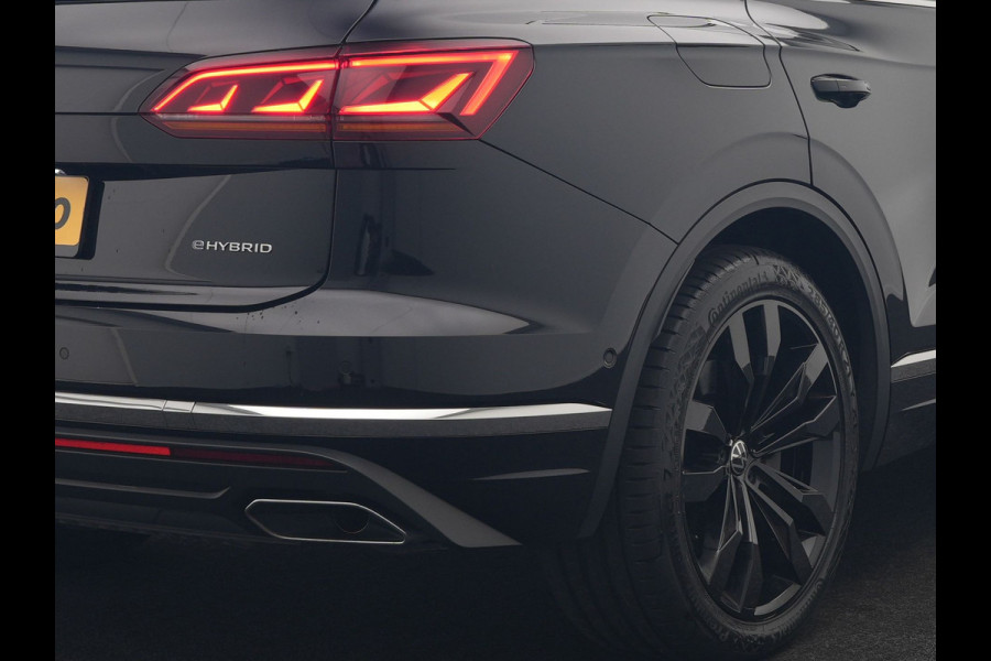 Volkswagen Touareg 3.0 TSi eHybrid 4MOTION PHEV 381pk Dealer O.H | Luchtvering | Trekhaak Af Fabriek | Panodak | Adaptive Cruise | Matrix LED | Lederen Sportstoelen Memory & Verwarmd | Keyless | Apple Carplay | Virtual | Navigatie | DAB | 21"L.M | Plug In Hybrid |