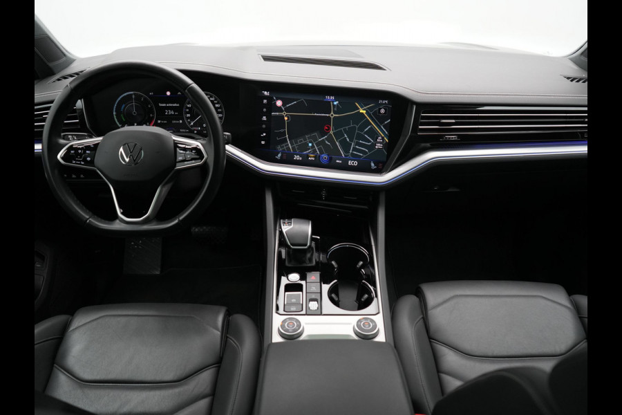 Volkswagen Touareg 3.0 TSi eHybrid 4MOTION PHEV 381pk Dealer O.H | Luchtvering | Trekhaak Af Fabriek | Panodak | Adaptive Cruise | Matrix LED | Lederen Sportstoelen Memory & Verwarmd | Keyless | Apple Carplay | Virtual | Navigatie | DAB | 21"L.M | Plug In Hybrid |
