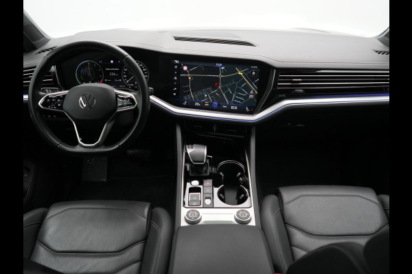 Volkswagen Touareg 3.0 TSi eHybrid 4MOTION PHEV 381pk Dealer O.H | Luchtvering | Trekhaak Af Fabriek | Panodak | Adaptive Cruise | Matrix LED | Lederen Sportstoelen Memory & Verwarmd | Keyless | Apple Carplay | Virtual | Navigatie | DAB | 21"L.M | Plug In Hybrid |