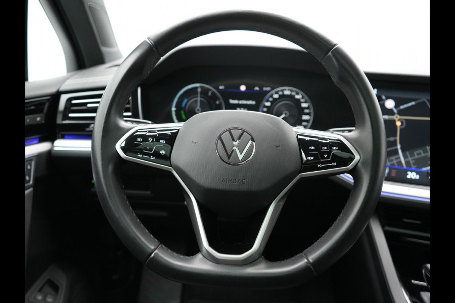 Volkswagen Touareg 3.0 TSi eHybrid 4MOTION PHEV 381pk Dealer O.H | Luchtvering | Trekhaak Af Fabriek | Panodak | Adaptive Cruise | Matrix LED | Lederen Sportstoelen Memory & Verwarmd | Keyless | Apple Carplay | Virtual | Navigatie | DAB | 21"L.M | Plug In Hybrid |