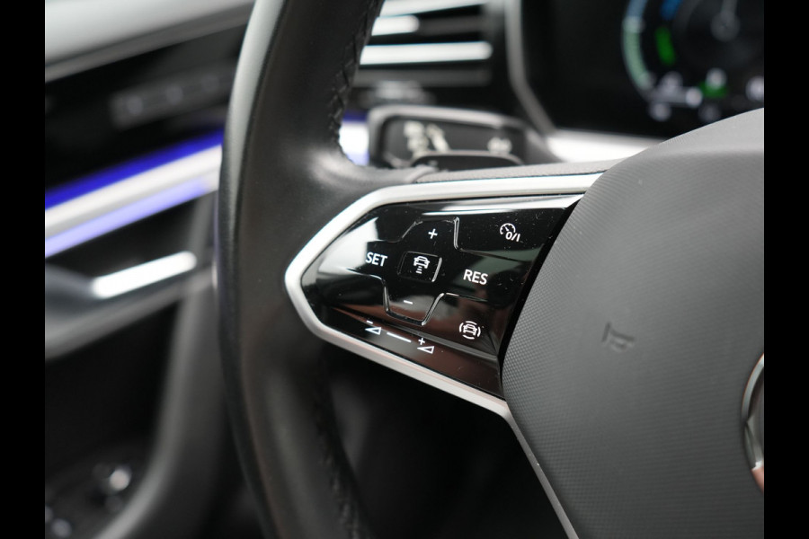 Volkswagen Touareg 3.0 TSi eHybrid 4MOTION PHEV 381pk Dealer O.H | Luchtvering | Trekhaak Af Fabriek | Panodak | Adaptive Cruise | Matrix LED | Lederen Sportstoelen Memory & Verwarmd | Keyless | Apple Carplay | Virtual | Navigatie | DAB | 21"L.M | Plug In Hybrid |
