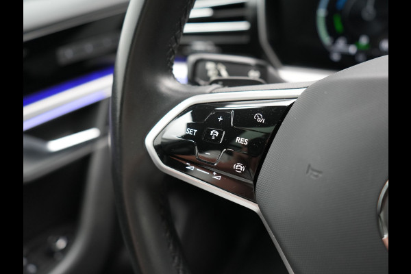 Volkswagen Touareg 3.0 TSi eHybrid 4MOTION PHEV 381pk Dealer O.H | Luchtvering | Trekhaak Af Fabriek | Panodak | Adaptive Cruise | Matrix LED | Lederen Sportstoelen Memory & Verwarmd | Keyless | Apple Carplay | Virtual | Navigatie | DAB | 21"L.M | Plug In Hybrid |