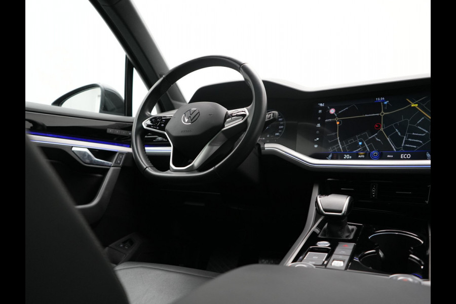 Volkswagen Touareg 3.0 TSi eHybrid 4MOTION PHEV 381pk Dealer O.H | Luchtvering | Trekhaak Af Fabriek | Panodak | Adaptive Cruise | Matrix LED | Lederen Sportstoelen Memory & Verwarmd | Keyless | Apple Carplay | Virtual | Navigatie | DAB | 21"L.M | Plug In Hybrid |