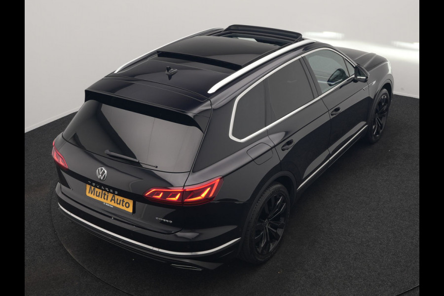 Volkswagen Touareg 3.0 TSi eHybrid 4MOTION PHEV 381pk Dealer O.H | Luchtvering | Trekhaak Af Fabriek | Panodak | Adaptive Cruise | Matrix LED | Lederen Sportstoelen Memory & Verwarmd | Keyless | Apple Carplay | Virtual | Navigatie | DAB | 21"L.M | Plug In Hybrid |