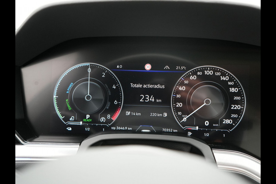 Volkswagen Touareg 3.0 TSi eHybrid 4MOTION PHEV 381pk Dealer O.H | Luchtvering | Trekhaak Af Fabriek | Panodak | Adaptive Cruise | Matrix LED | Lederen Sportstoelen Memory & Verwarmd | Keyless | Apple Carplay | Virtual | Navigatie | DAB | 21"L.M | Plug In Hybrid |