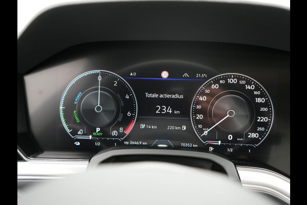 Volkswagen Touareg 3.0 TSi eHybrid 4MOTION PHEV 381pk Dealer O.H | Luchtvering | Trekhaak Af Fabriek | Panodak | Adaptive Cruise | Matrix LED | Lederen Sportstoelen Memory & Verwarmd | Keyless | Apple Carplay | Virtual | Navigatie | DAB | 21"L.M | Plug In Hybrid |