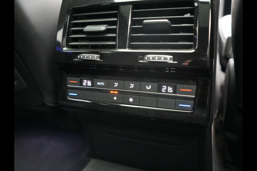 Volkswagen Touareg 3.0 TSi eHybrid 4MOTION PHEV 381pk Dealer O.H | Luchtvering | Trekhaak Af Fabriek | Panodak | Adaptive Cruise | Matrix LED | Lederen Sportstoelen Memory & Verwarmd | Keyless | Apple Carplay | Virtual | Navigatie | DAB | 21"L.M | Plug In Hybrid |