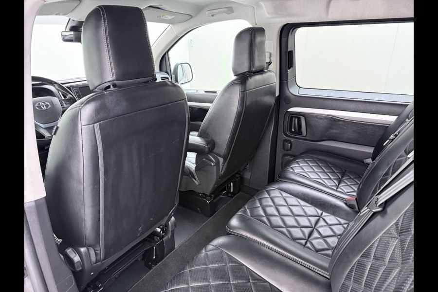 Toyota ProAce Worker L3 2.0D-4D 177PK Automaat Leder Dubbele Cabine 5-Persoons Stoelverwarming Trekhaak Camera 3D-Navi Ecc Apple Carplay Android Auto Sidebar Lmv 17" Privacy Glas Betonplex Vloer Wandbetimmering 1e Eigenaar 2.500KG Trekgewicht 400NM