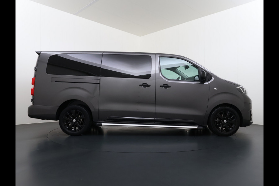 Toyota ProAce Worker L3 2.0D-4D 177PK Automaat Leder Dubbele Cabine 5-Persoons Stoelverwarming Trekhaak Camera 3D-Navi Ecc Apple Carplay Android Auto Sidebar Lmv 17" Privacy Glas Betonplex Vloer Wandbetimmering 1e Eigenaar 2.500KG Trekgewicht 400NM