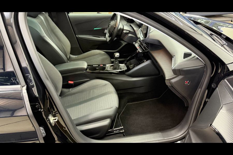 Peugeot 208 1.2 Allure panorama, 3D virtual display, Apple carplay cruise control