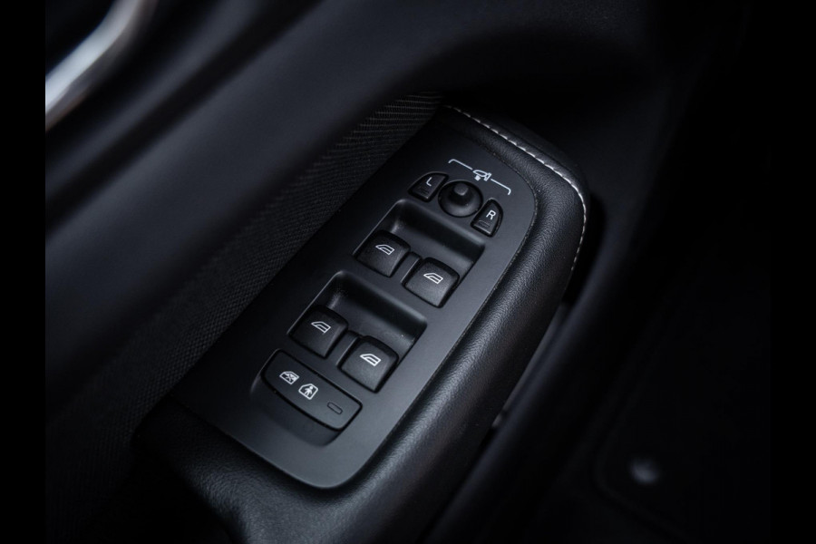 Volvo XC60 2.0 T6 Plug-in hybrid AWD Plus Dark - Long Range l Pano l Trekhaak l 360cam