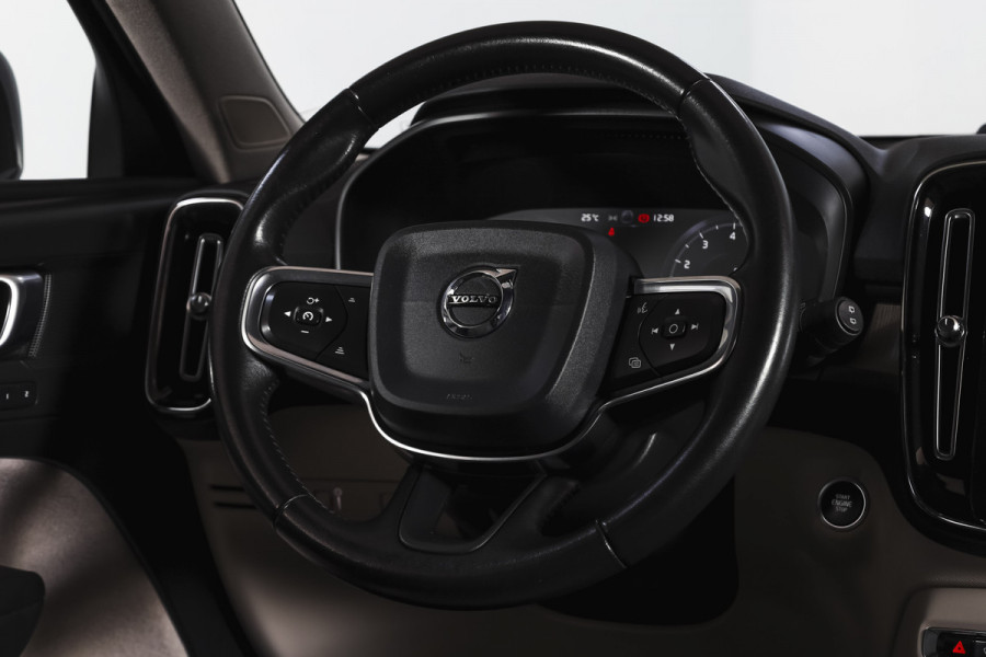 Volvo XC40 2.0 T4 190 PK Inscription Orig. NL | S/K-Panodak | Dig. Cockpit | Cruise | Winterpakket | Camera | NAV+App. Connect | ECC | Elek. Klep | Trekhaak | LM 19" |