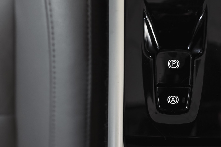 Volvo XC40 2.0 T4 190 PK Inscription Orig. NL | S/K-Panodak | Dig. Cockpit | Cruise | Winterpakket | Camera | NAV+App. Connect | ECC | Elek. Klep | Trekhaak | LM 19" |