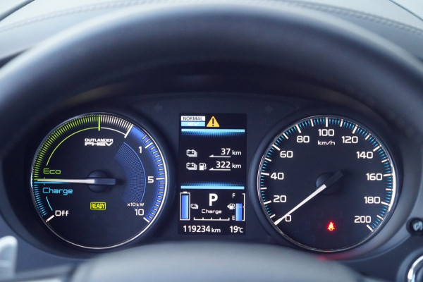 Mitsubishi Outlander 2.4 PHEV Pure+ / 18 Inch / 119dkm NAP / Carplay / Camera / NL-Auto