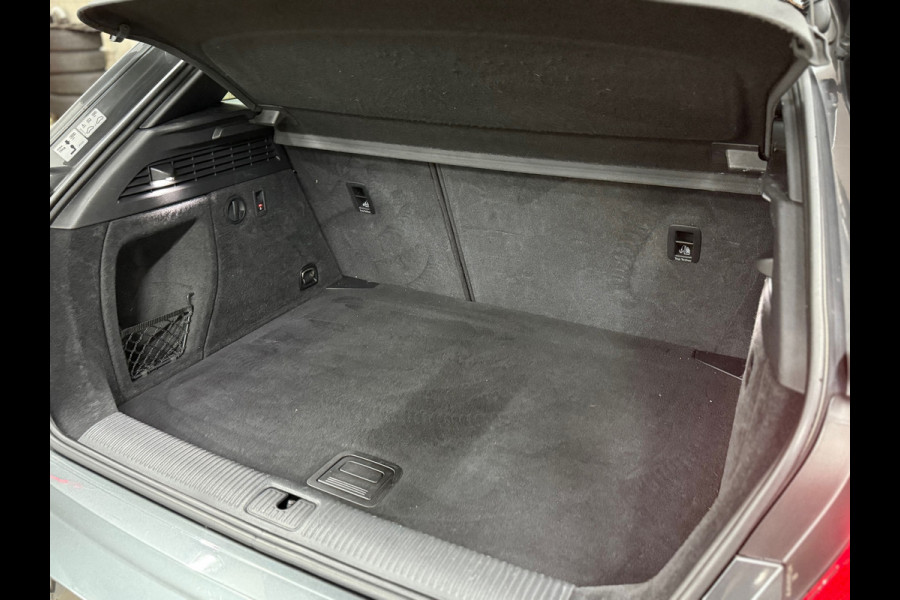 Audi A3 Sportback 1.5 TFSI CoD Sport S-Line Edition | Pano | Cruise | 18 Inch | Sportstoelen | LED | Navigatie | Trekhaak| NAP |