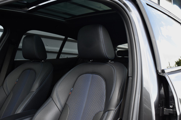 BMW 1 Serie M135i xDrive 306pk | Pano | Harman/Kardon | Head-Up | 19'' Wielen | Stuur + Stoelverwarming |