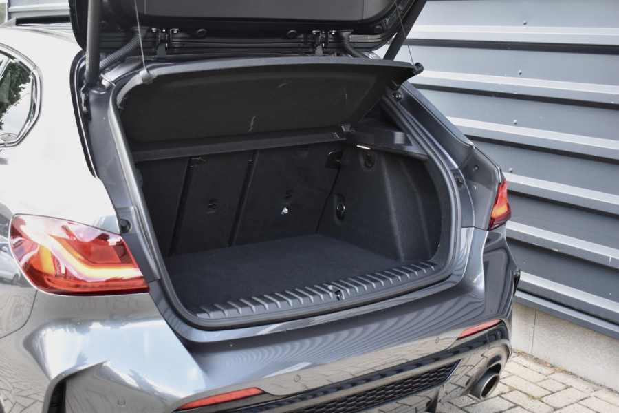 BMW 1 Serie M135i xDrive 306pk | Pano | Harman/Kardon | Head-Up | 19'' Wielen | Stuur + Stoelverwarming |