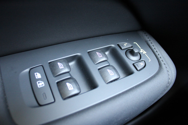 Volvo XC60 2.0 T8 Ultra Bright | Luchtvering | Massage | H/K | Head-Up