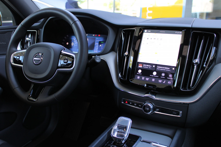Volvo XC60 2.0 T6 Plug-in hybrid AWD Plus Black Edition | Panoramadak | H/K | Camera | Leder