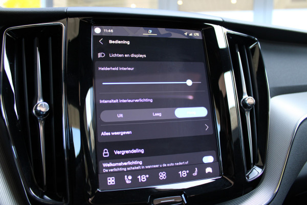 Volvo XC60 2.0 T6 Plug-in hybrid AWD Plus Black Edition | Panoramadak | H/K | Camera | Leder