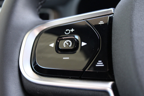 Volvo XC60 2.0 T6 Plug-in hybrid AWD Plus Black Edition | Panoramadak | H/K | Camera | Leder