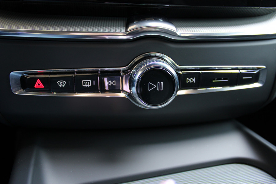 Volvo XC60 2.0 T6 Plug-in hybrid AWD Plus Black Edition | Panoramadak | H/K | Camera | Leder