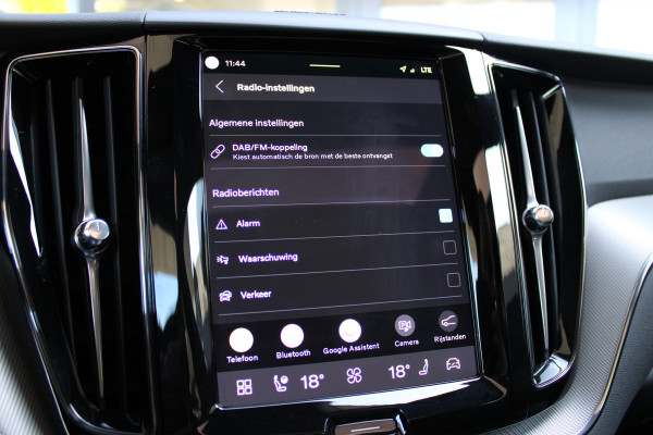 Volvo XC60 2.0 T6 Plug-in hybrid AWD Plus Black Edition | Panoramadak | H/K | Camera | Leder
