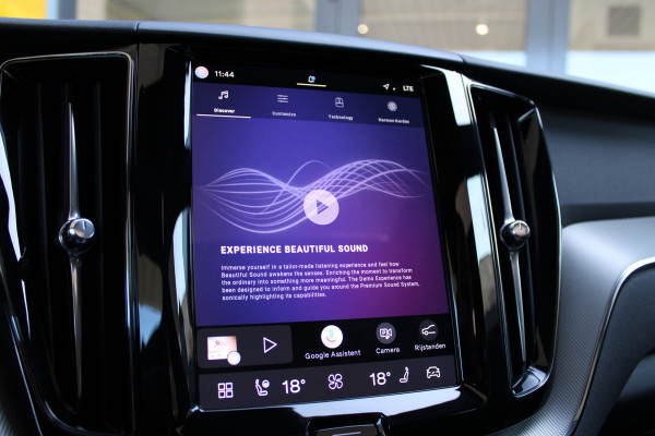 Volvo XC60 2.0 T6 Plug-in hybrid AWD Plus Black Edition | Panoramadak | H/K | Camera | Leder